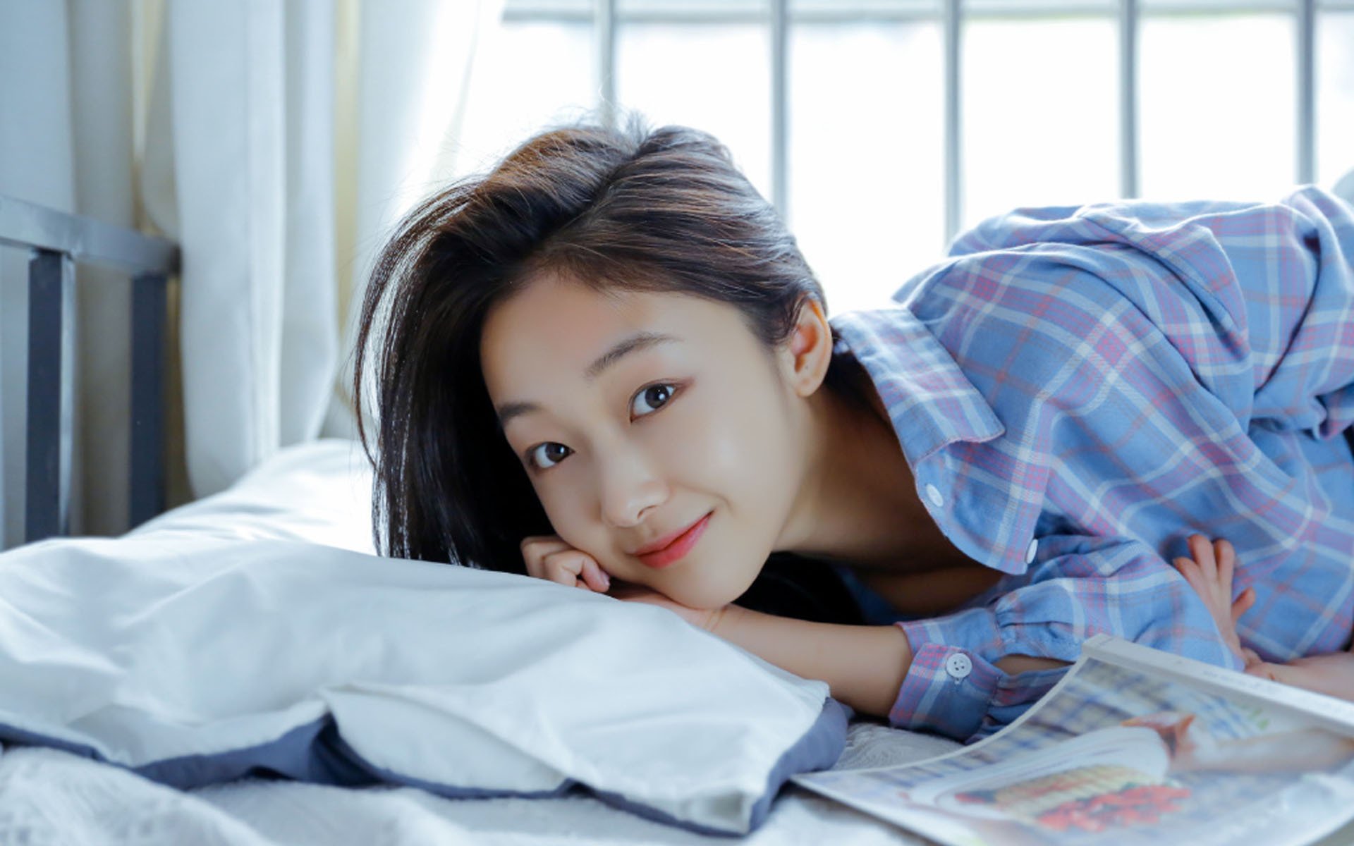 拜仁5-0奥格斯堡，莱万帽子戏法，德甲_拜仁6-0大胜夺冠莱万戴帽