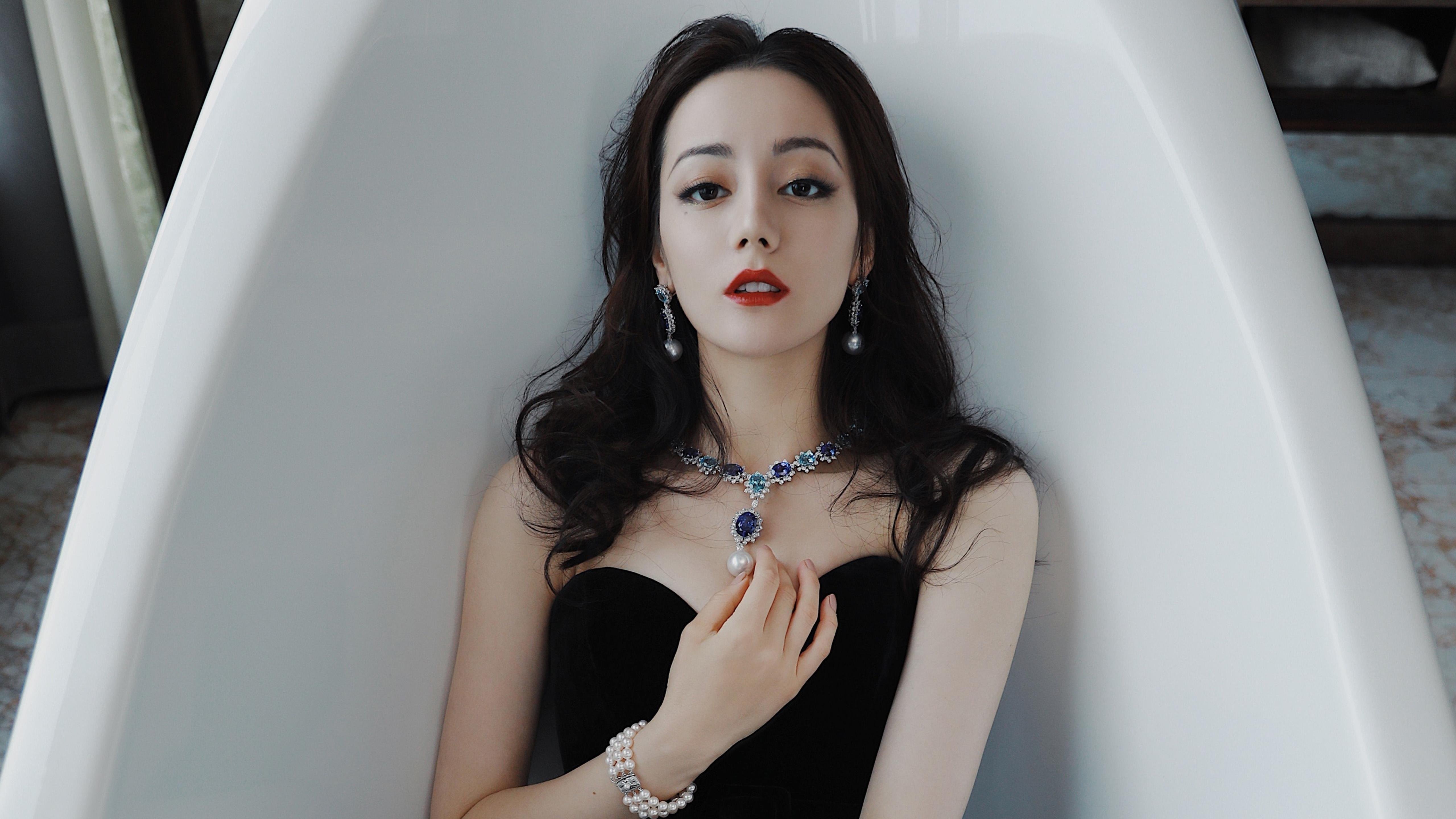 拜仁5-0奥格斯堡，莱万帽子戏法，德甲_拜仁6-0大胜夺冠莱万戴帽